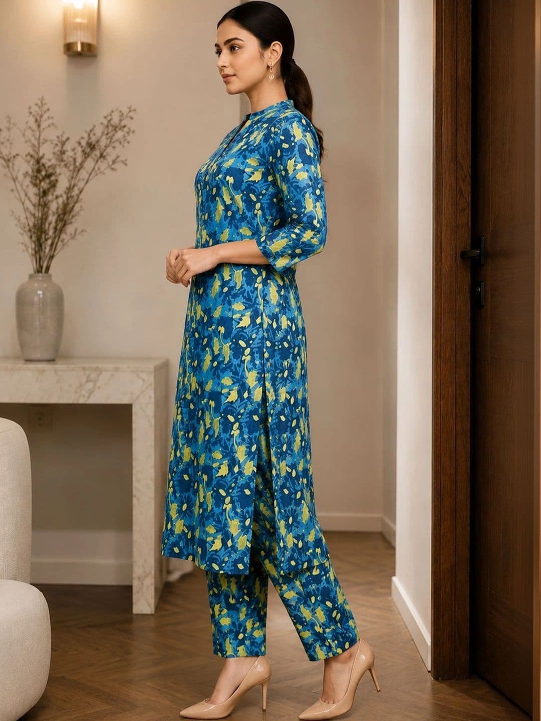 Bunai Women Printed Regular Kurta with Trousers thumbnail 2