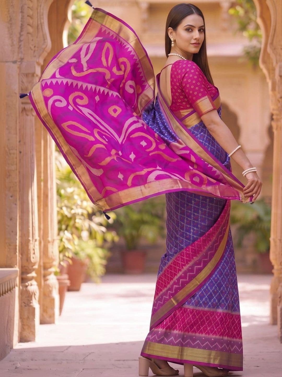 SOURAGYA Zari Silk Blend Banarasi Saree thumbnail 4