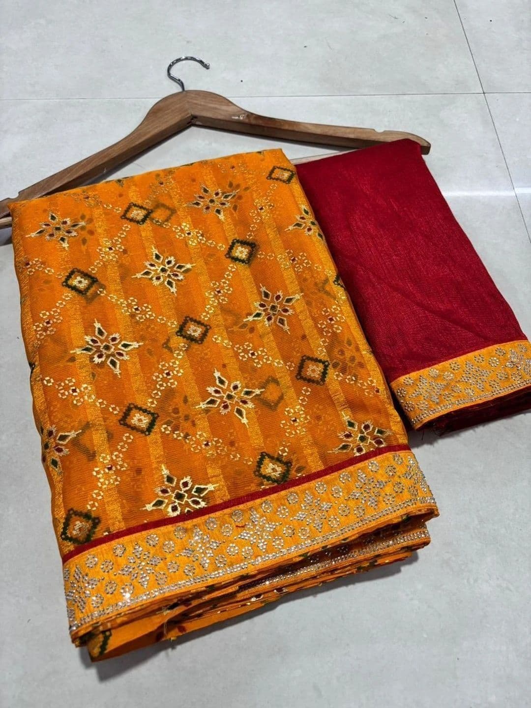 PRANU TRENDS Zari Poly Georgette Saree thumbnail 2