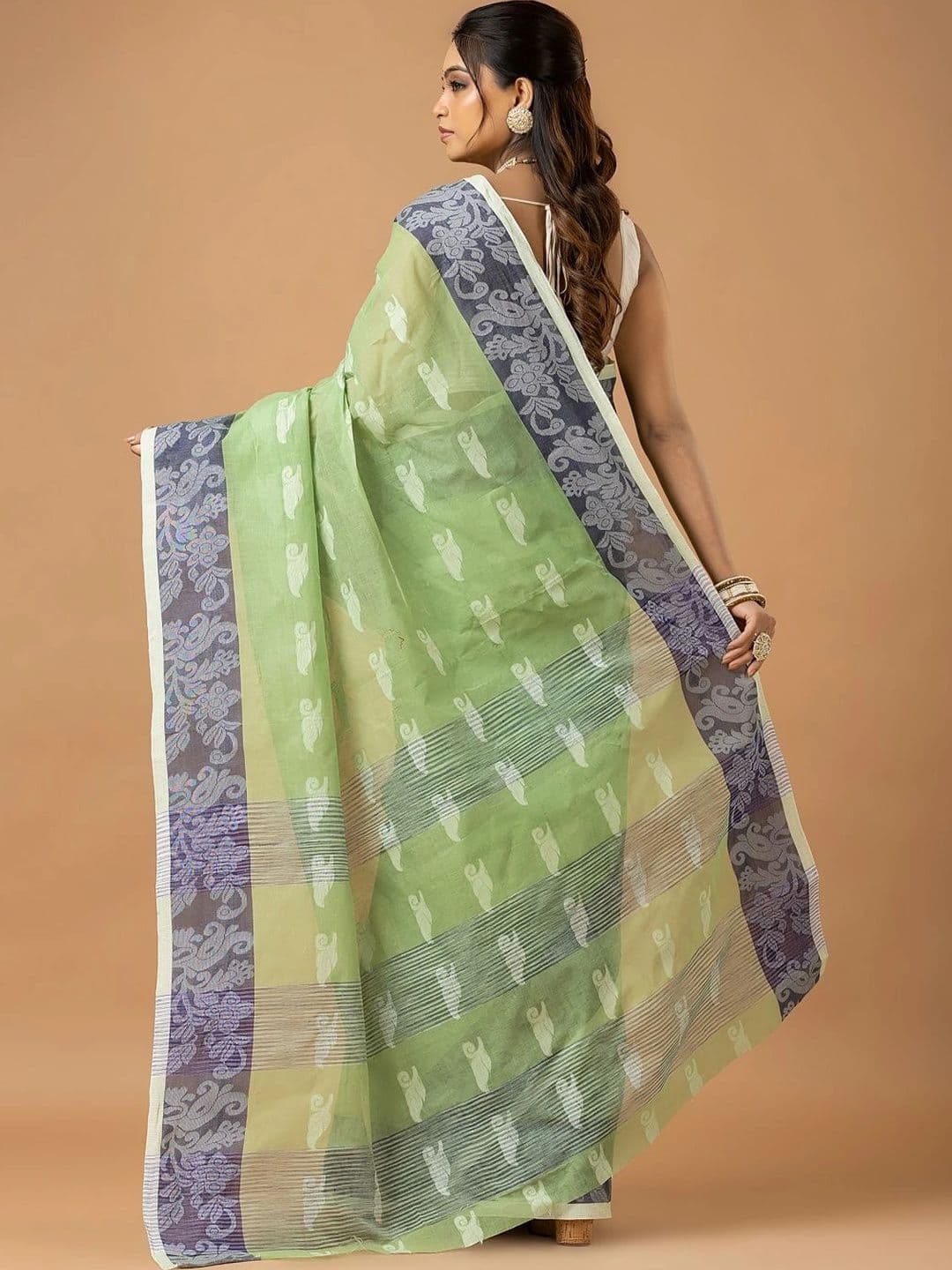 Kosh Ethnics Floral Embroidered Pure Cotton Taant Saree thumbnail 7