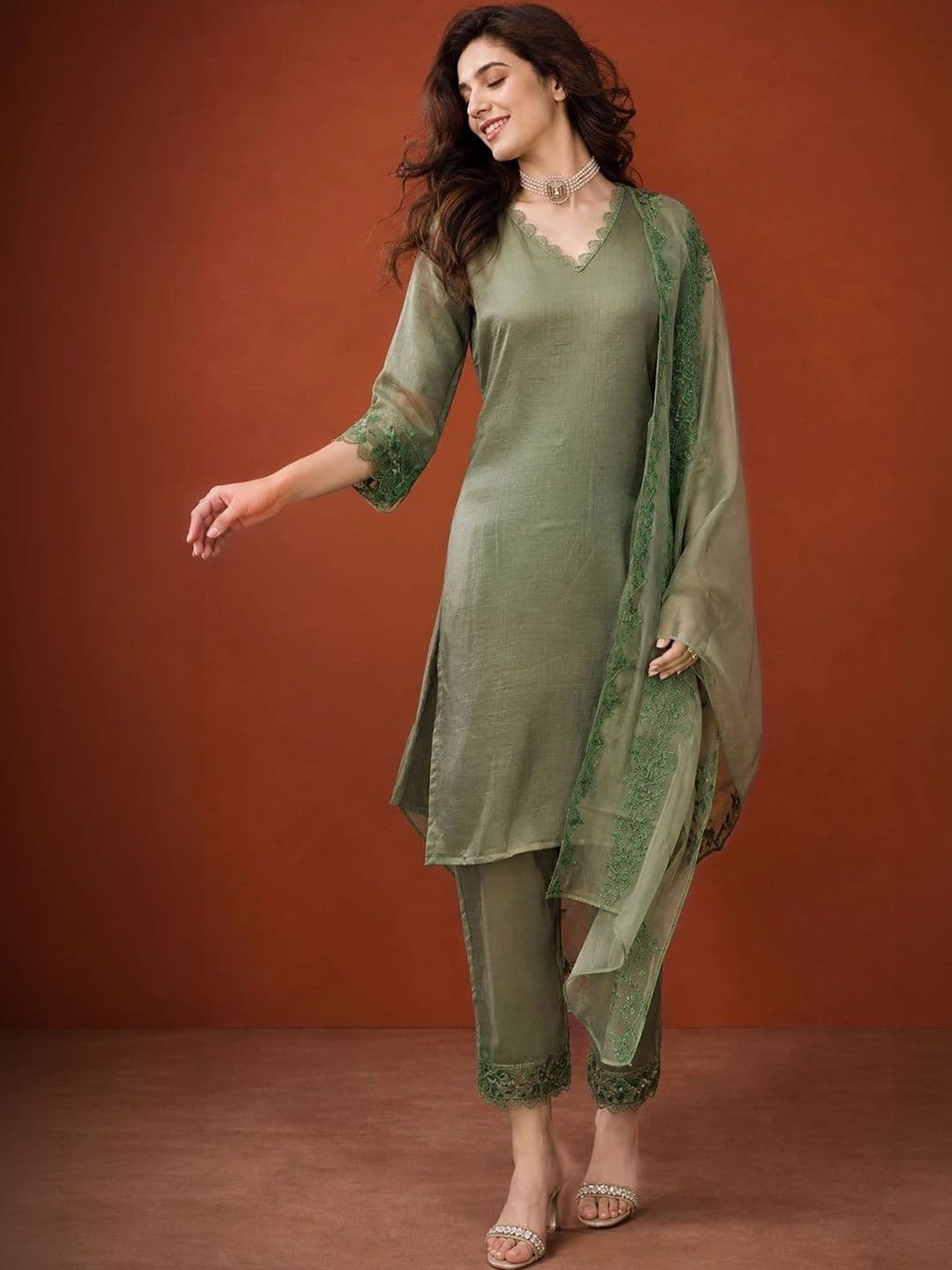 SAINOOR Women Regular Thread Work Kurta Set thumbnail 4