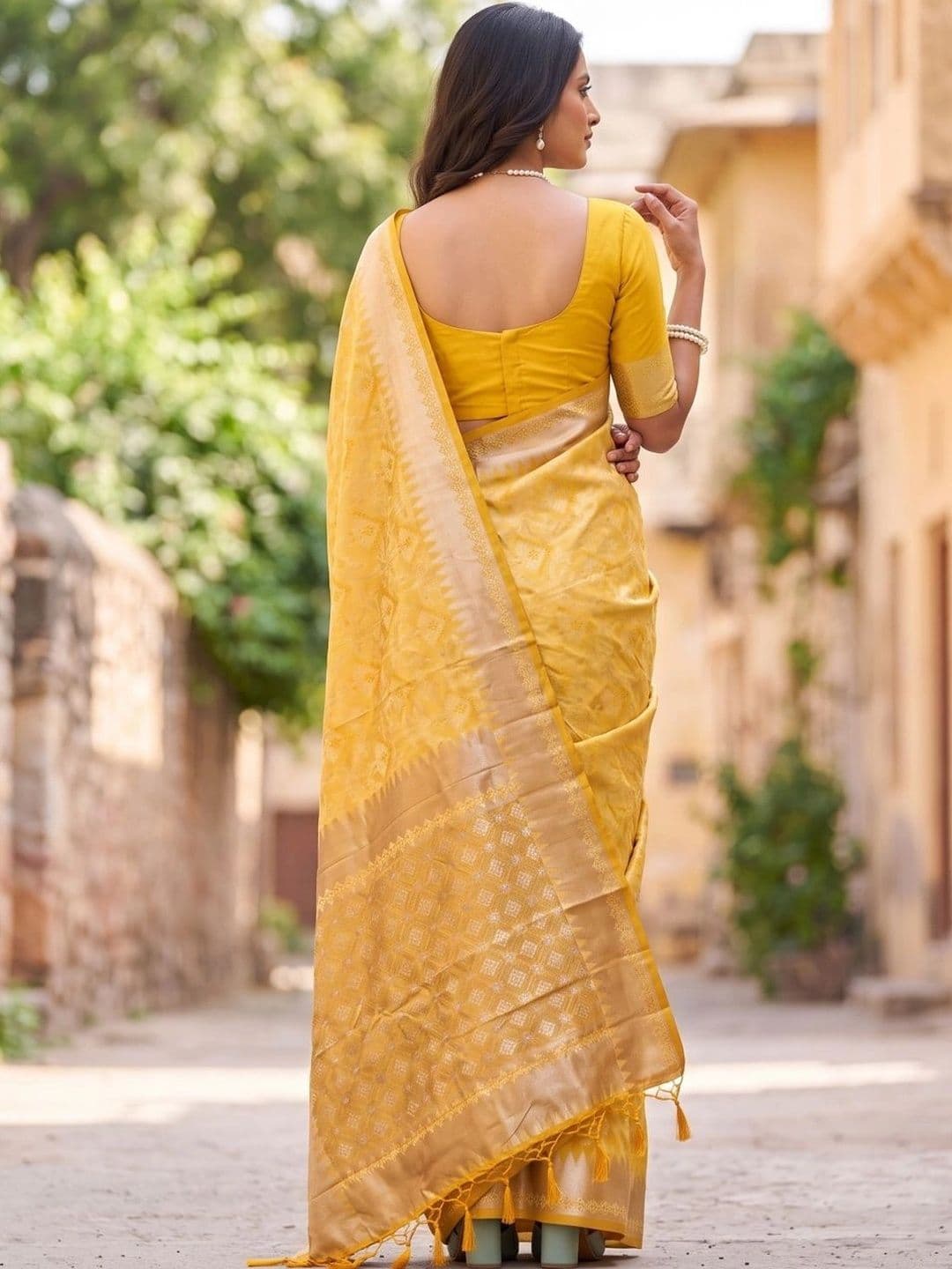 SOURAGYA Woven Design Zari Silk Blend Kanjeevaram Saree thumbnail 3