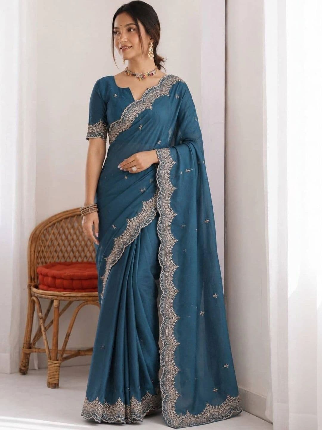 Vastra Drape Ethnic Motifs Embroidered Poly Georgette Saree thumbnail 3