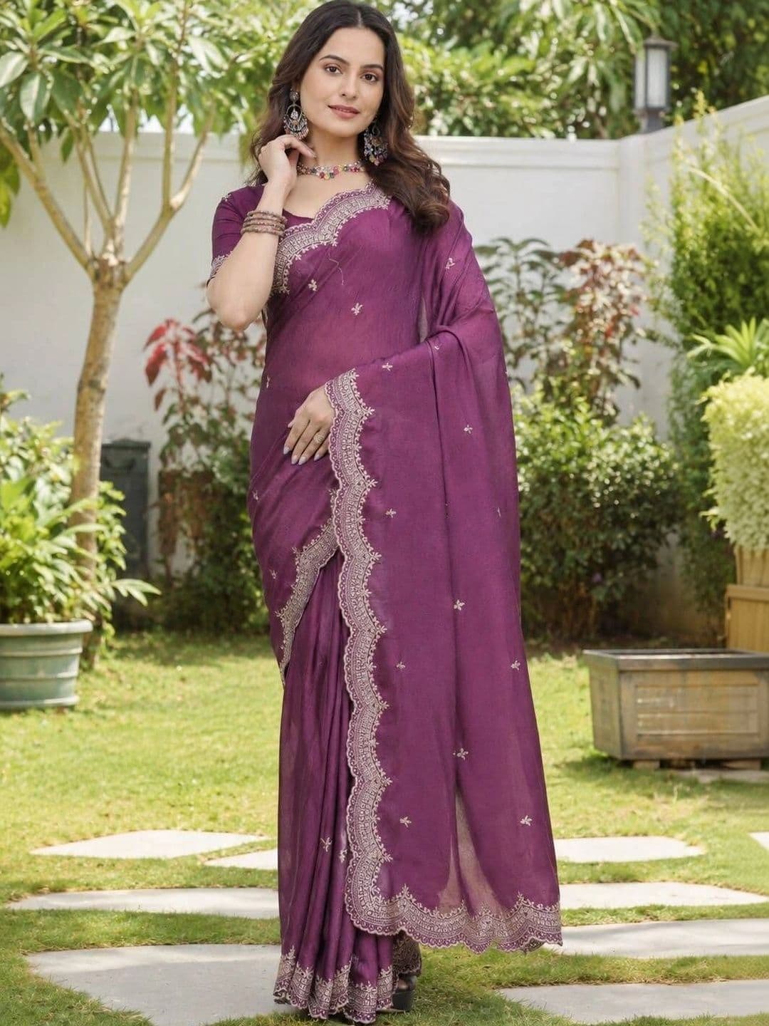 LabelVASTRA Ethnic Motifs Embroidered Poly Georgette Saree thumbnail 2