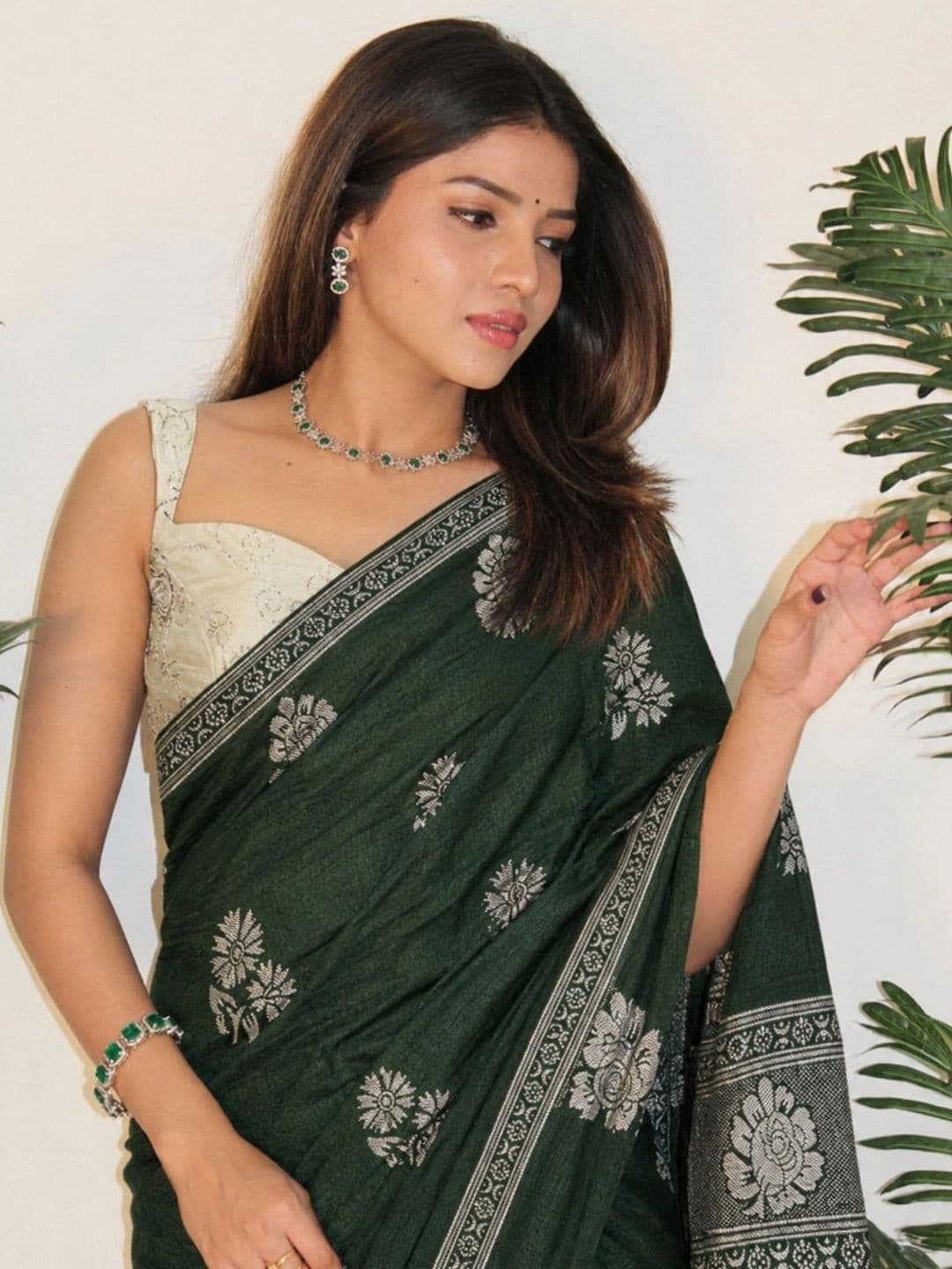 SANJANA  SILK SANJANA SILK Floral Zari Silk Blend Saree thumbnail 3
