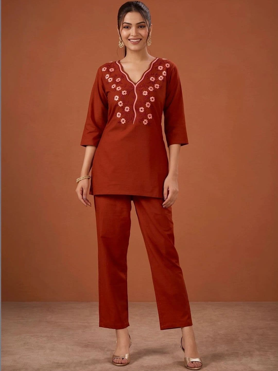SAINOOR Women Floral Embroidered Regular Thread Work Kurti with Trousers thumbnail 6