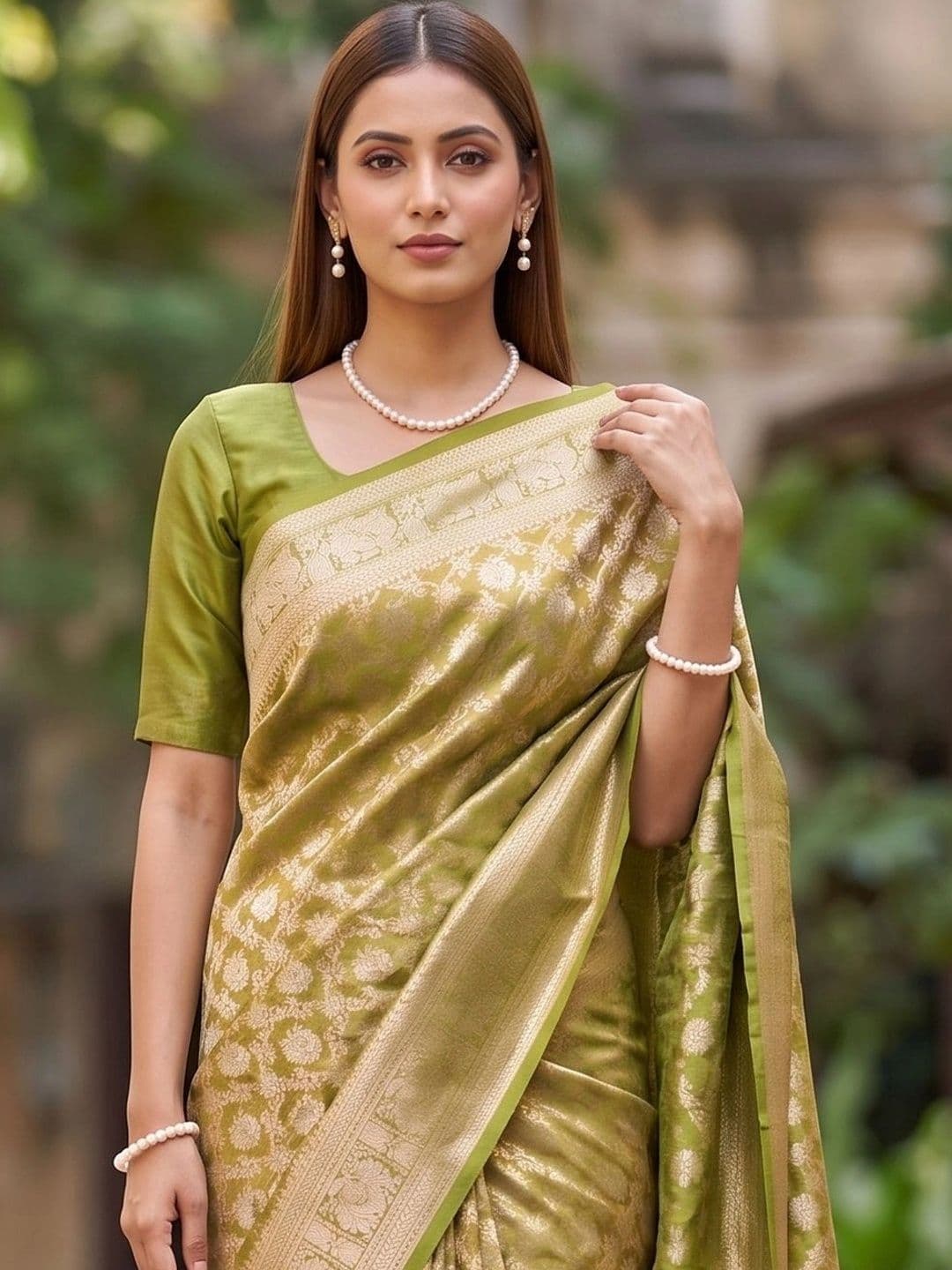 SOURAGYA Floral Zari Silk Blend Banarasi Saree thumbnail 4