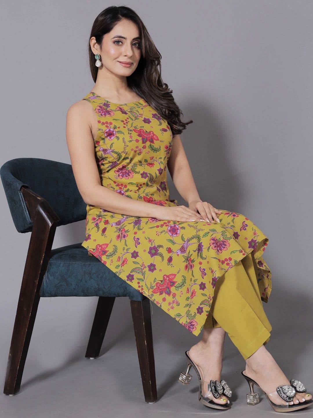 all about you Women Floral Printed Regular Kurta with Trousers thumbnail 4