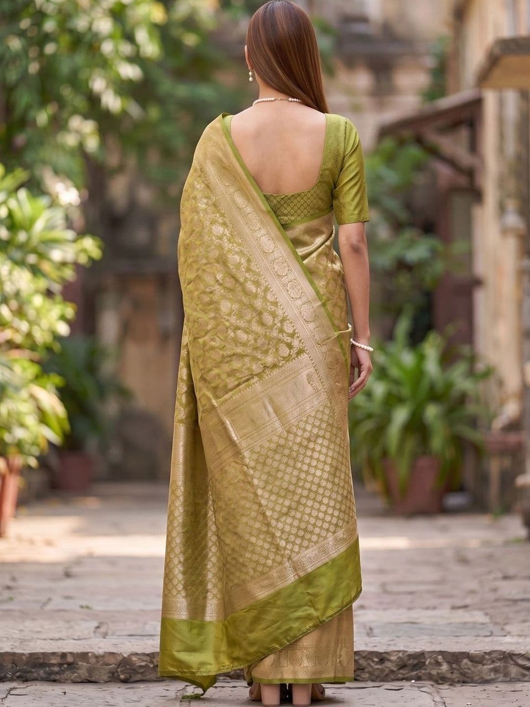 SOURAGYA Floral Zari Silk Blend Banarasi Saree thumbnail 3
