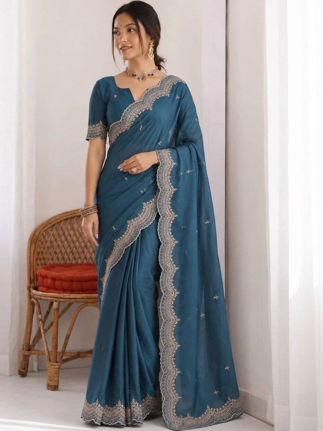 Saanvi Ethnic Motifs Embroidered Poly Georgette Saree thumbnail 3