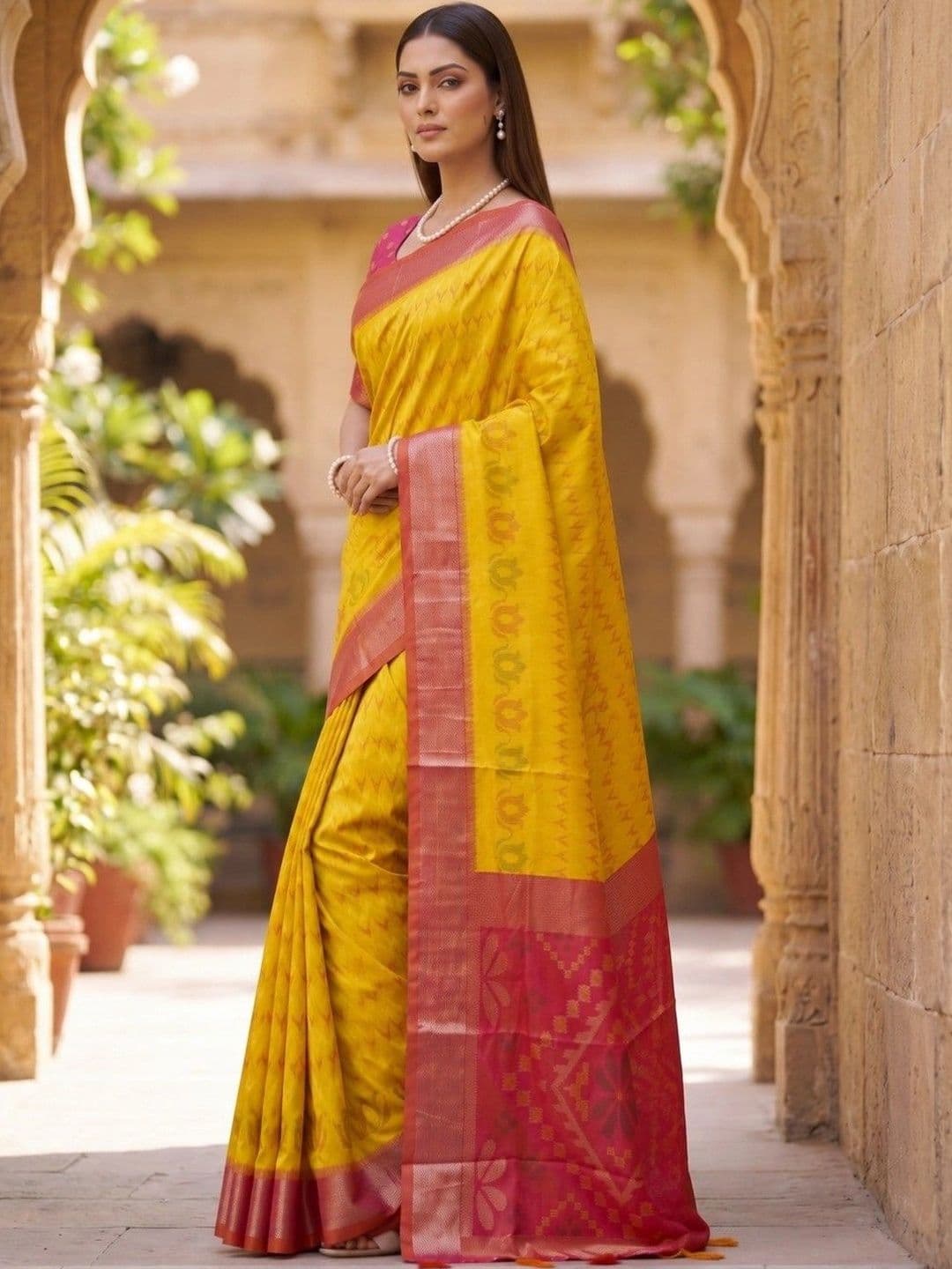 SOURAGYA Zari Silk Blend Banarasi Saree thumbnail 3