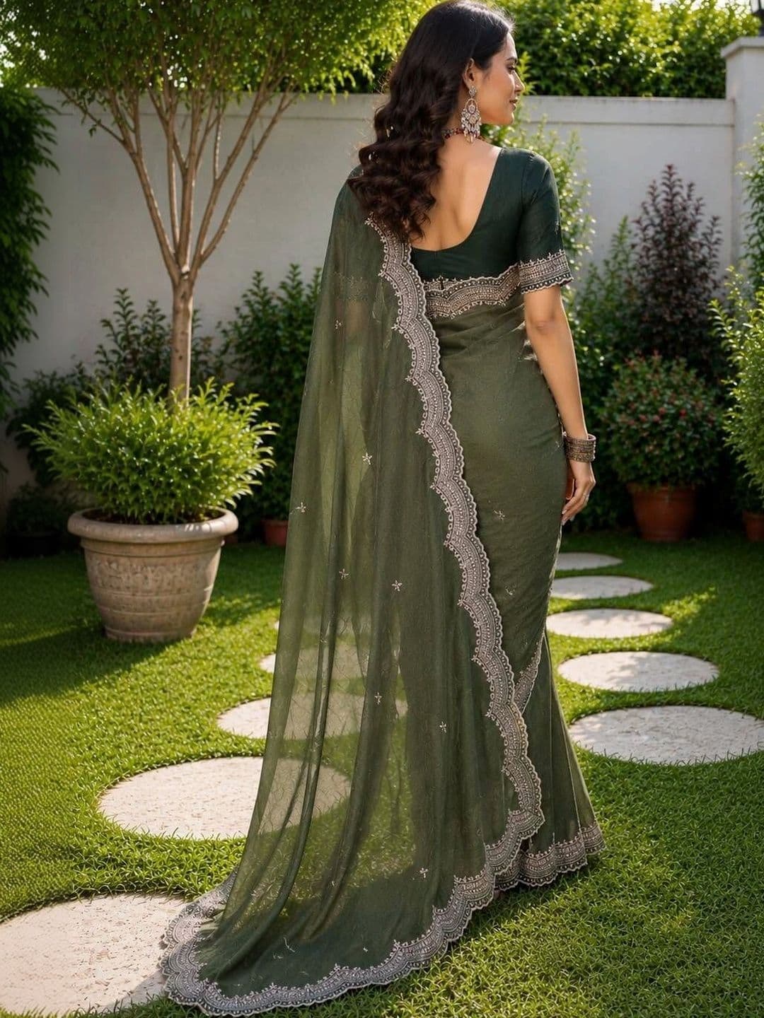LabelVASTRA Ethnic Motifs Embroidered Poly Georgette Saree thumbnail 4