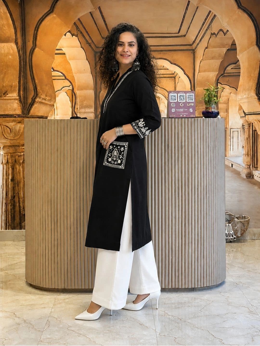 Rensa Women Embroidered Thread Work Kurta thumbnail 3
