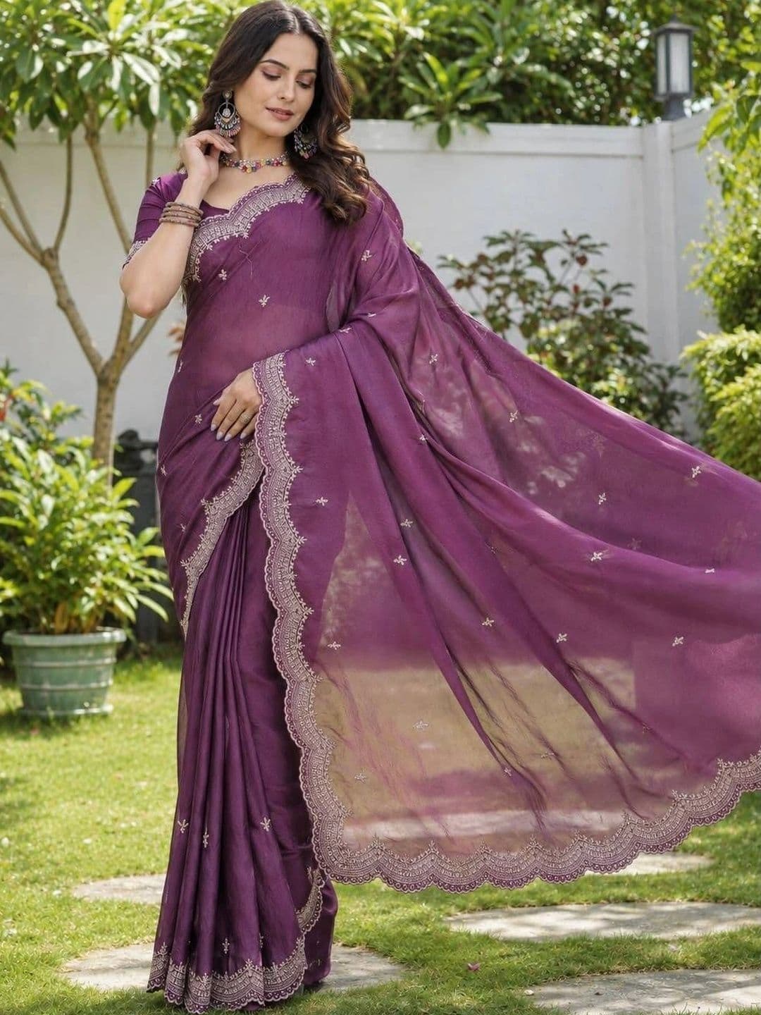 Saanvi Ethnic Motifs Embroidered Poly Georgette Saree thumbnail 3