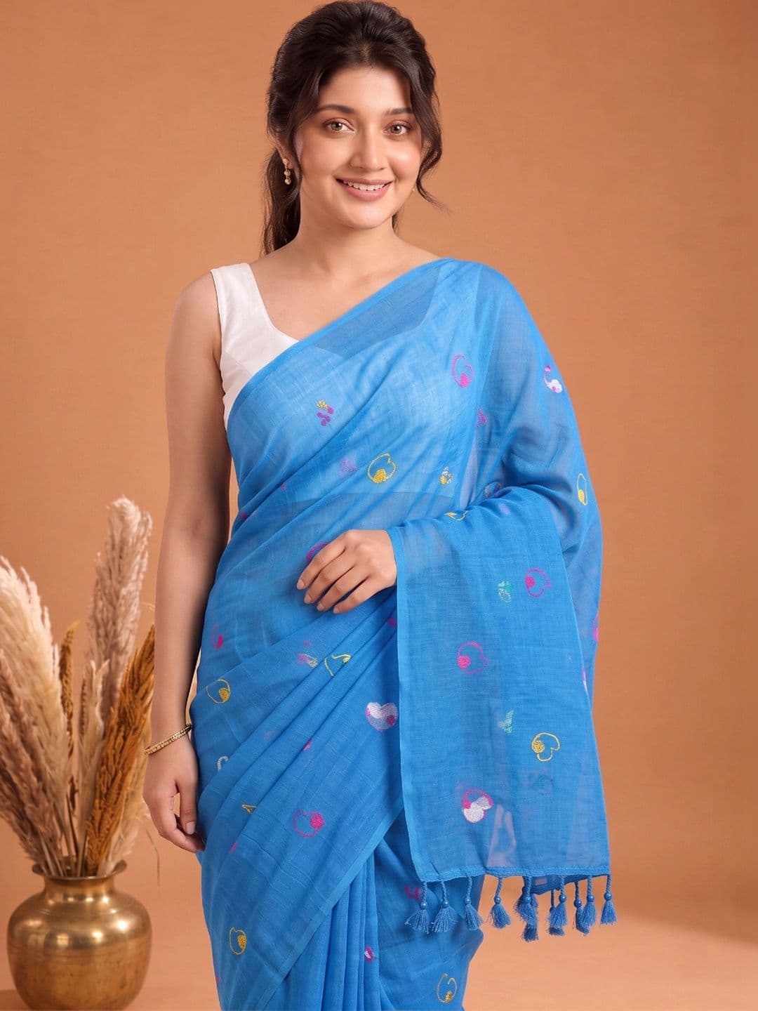 Mitera Ethnic Motifs Embroidered Pure Cotton Handloom Saree thumbnail 2