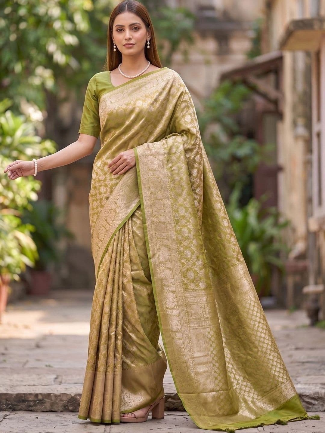 SOURAGYA Floral Zari Silk Blend Banarasi Saree thumbnail 5