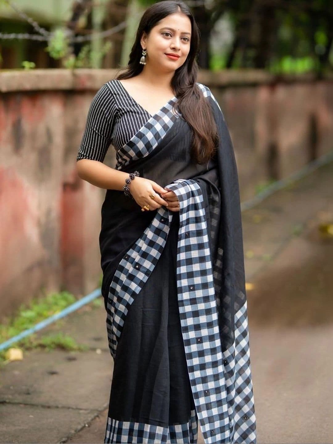 Swaraas Checked Pure Linen Saree thumbnail 3