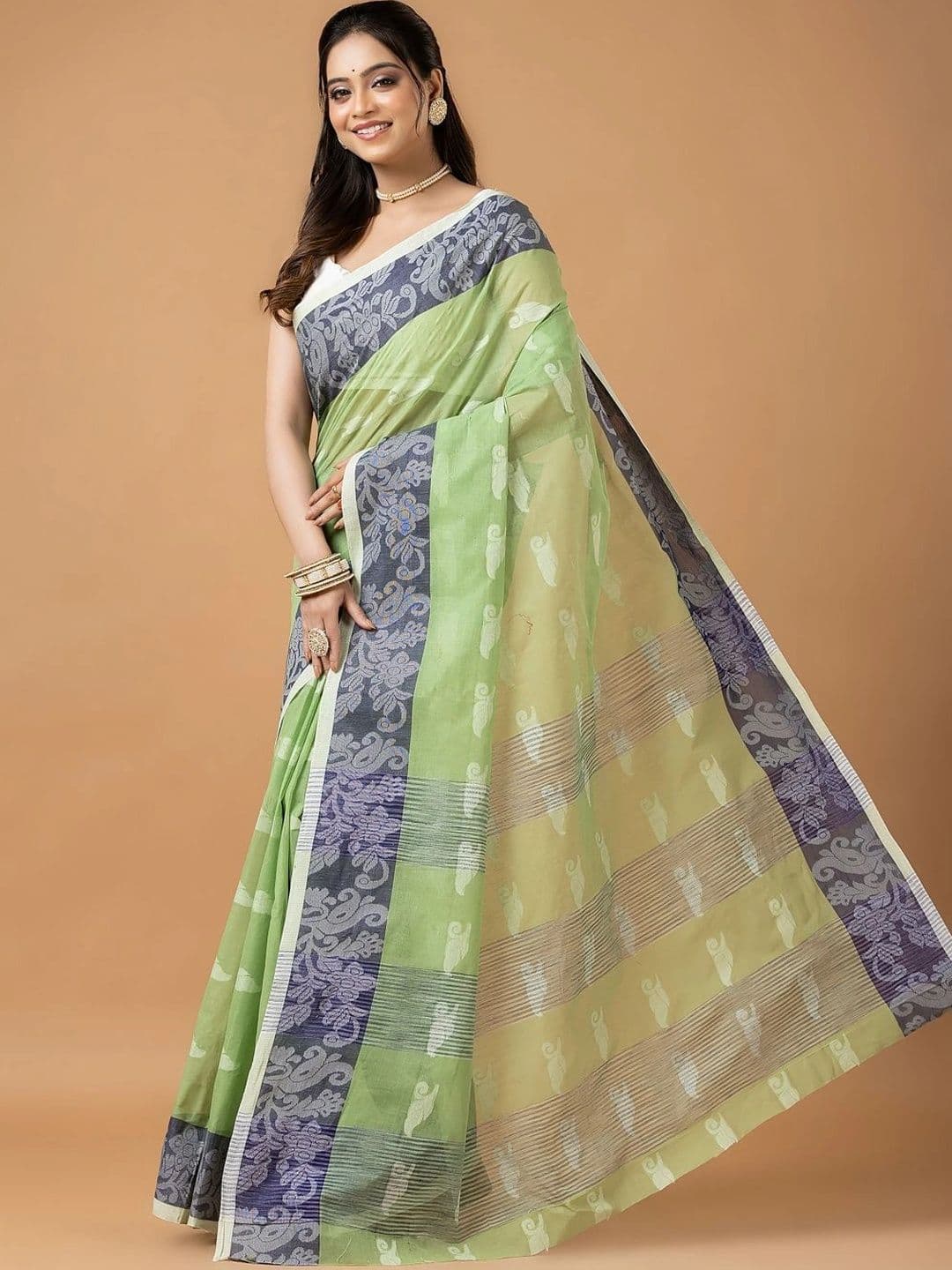 Kosh Ethnics Floral Embroidered Pure Cotton Taant Saree thumbnail 2