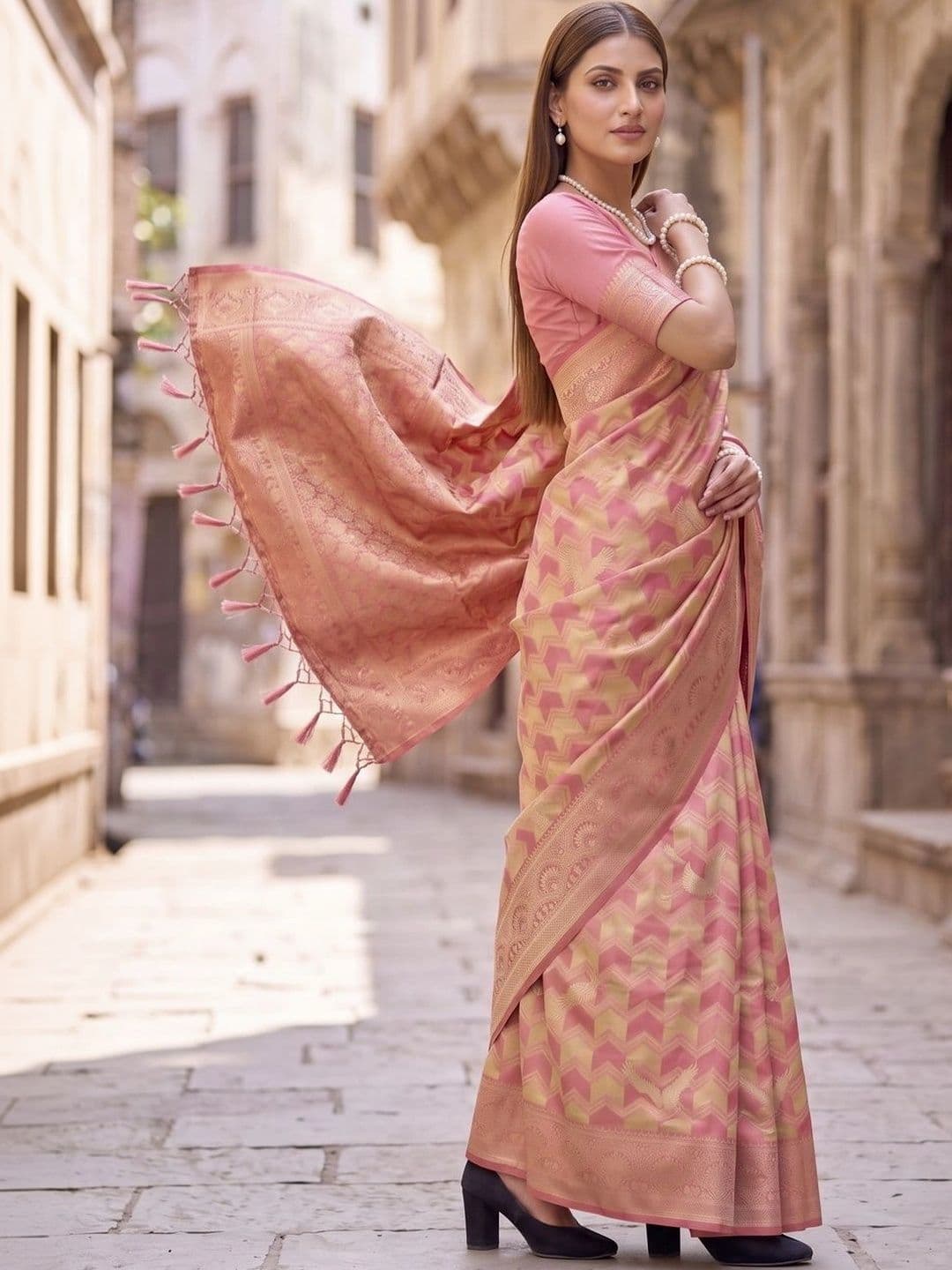 SOURAGYA Zari Silk Blend Banarasi Saree thumbnail 5