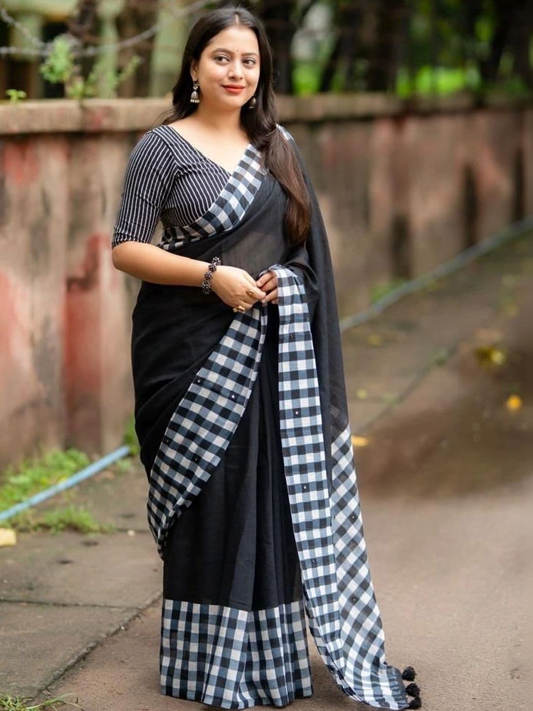 Swaraas Checked Pure Linen Saree - view 1