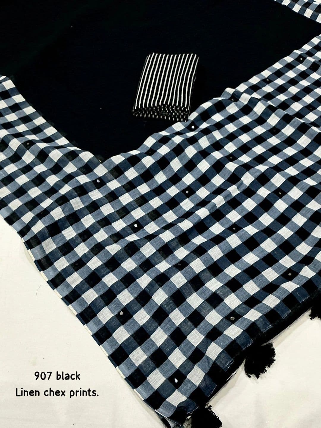 Swaraas Checked Pure Linen Saree thumbnail 6