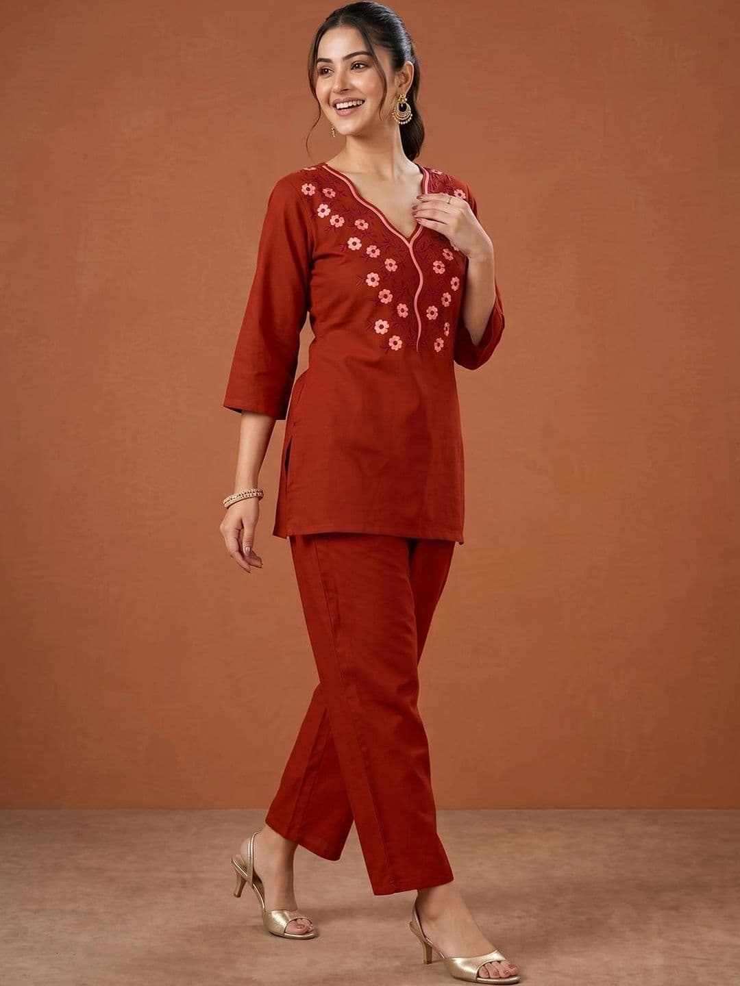 SAINOOR Women Floral Embroidered Regular Thread Work Kurti with Trousers thumbnail 7