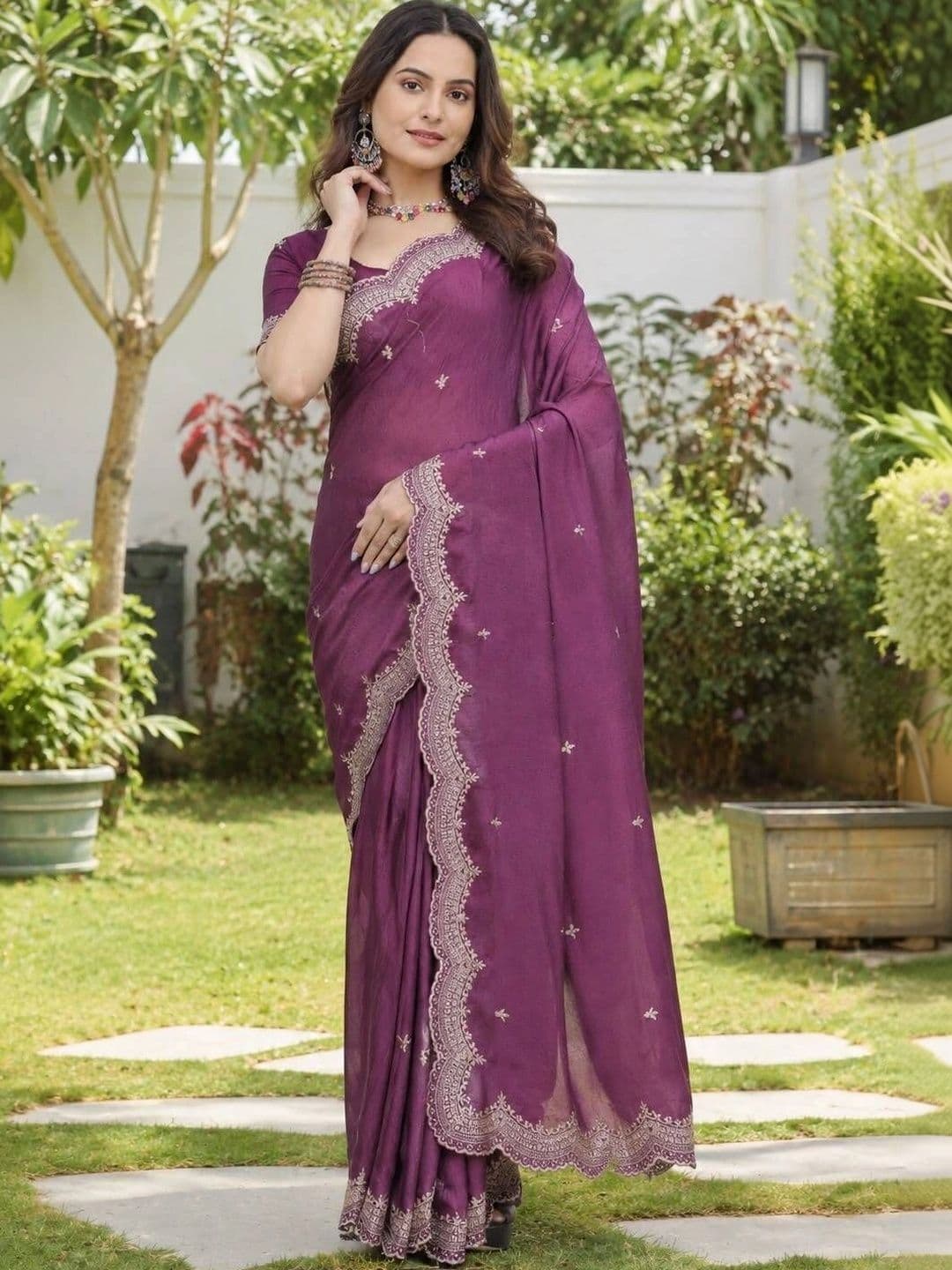 Saanvi Ethnic Motifs Embroidered Poly Georgette Saree - view 1