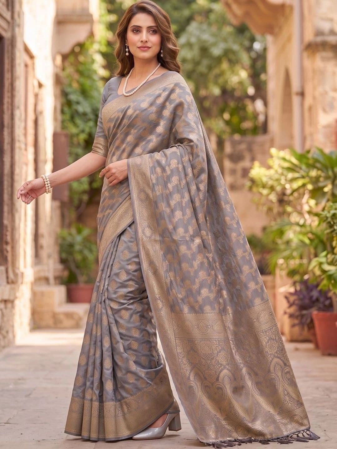 SOURAGYA Woven Design Zari Banarasi Saree thumbnail 4