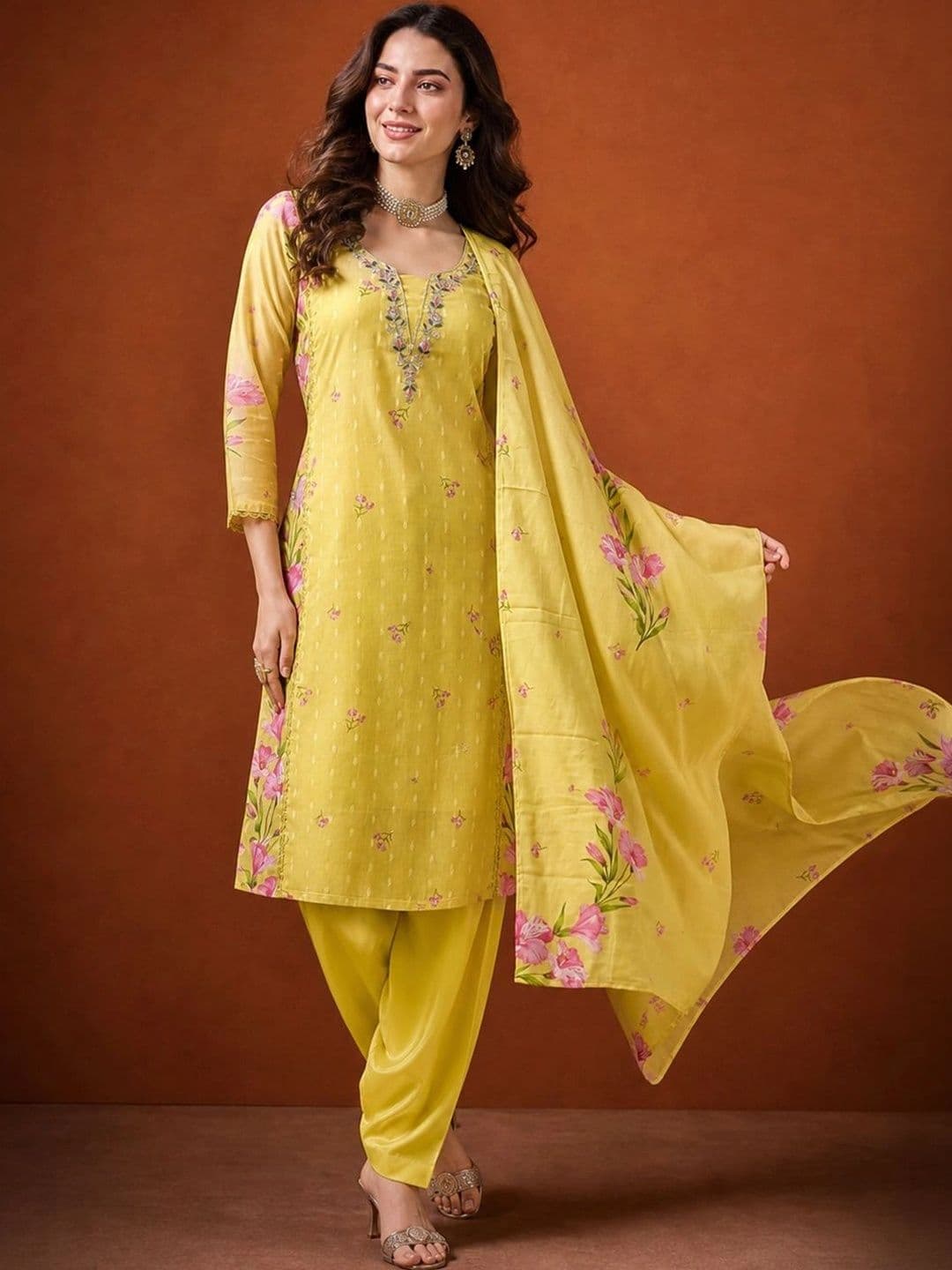 SAINOOR Women Floral Embroidered Regular Thread Work Kurta with Patiala & With Dupatta thumbnail 5