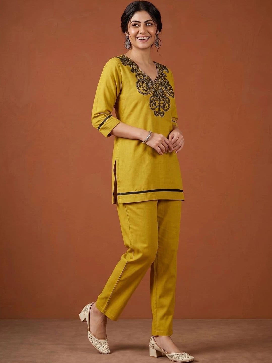 SAINOOR Women Ethnic Motifs Embroidered Regular Thread Work Pure Cotton Kurti with Trousers thumbnail 3
