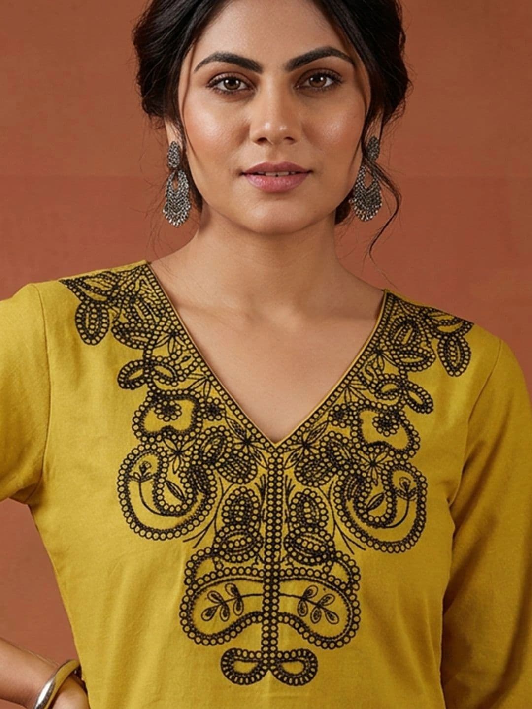 SAINOOR Women Ethnic Motifs Embroidered Regular Thread Work Pure Cotton Kurti with Trousers thumbnail 6