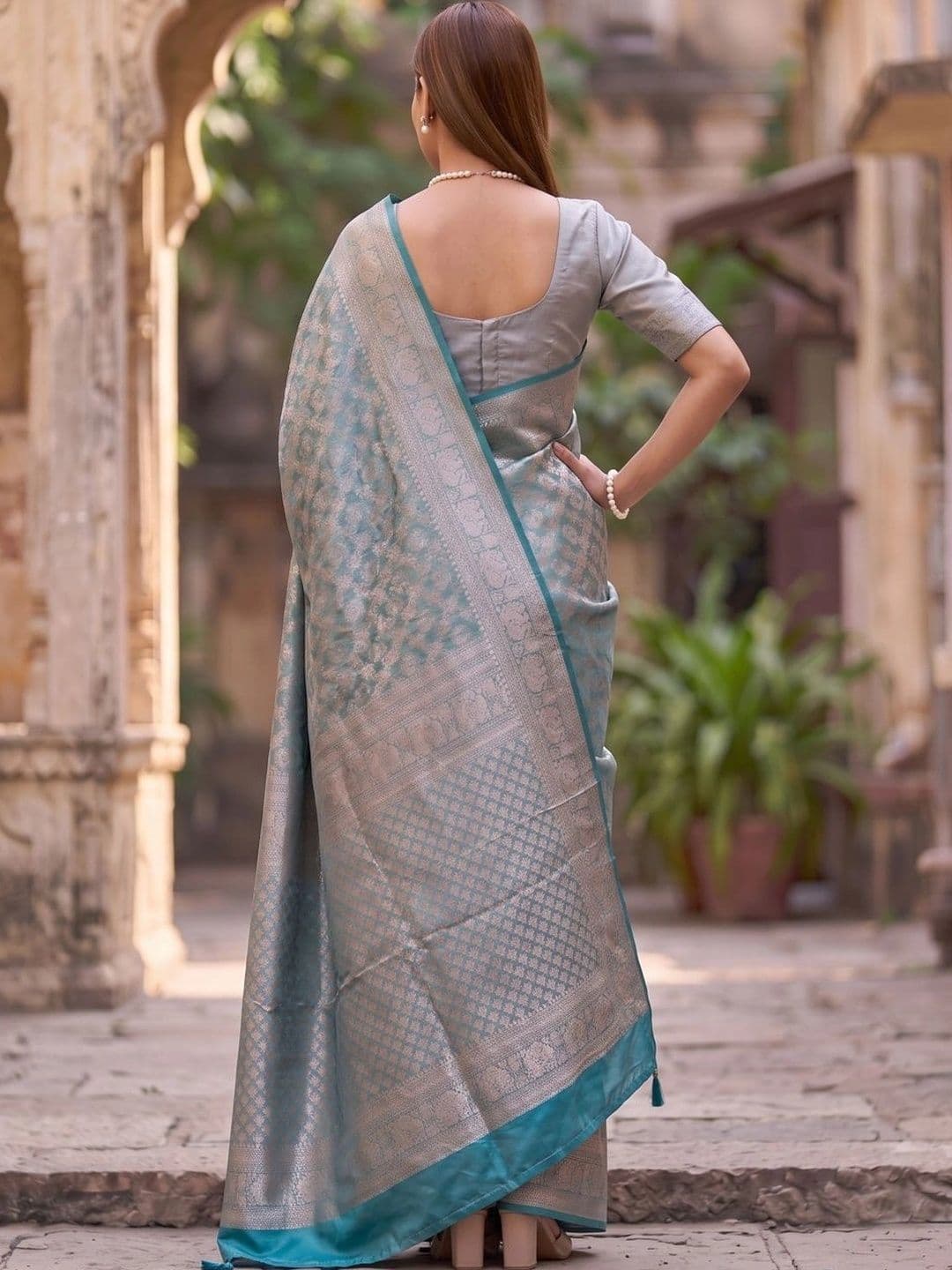 SOURAGYA Woven Design Zari Silk Blend Banarasi Saree thumbnail 3