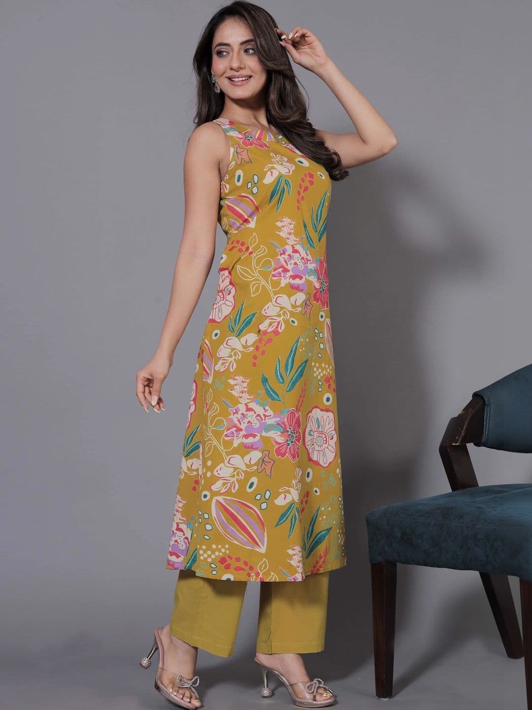 all about you Women Floral Printed Regular Kurta with Trousers thumbnail 3