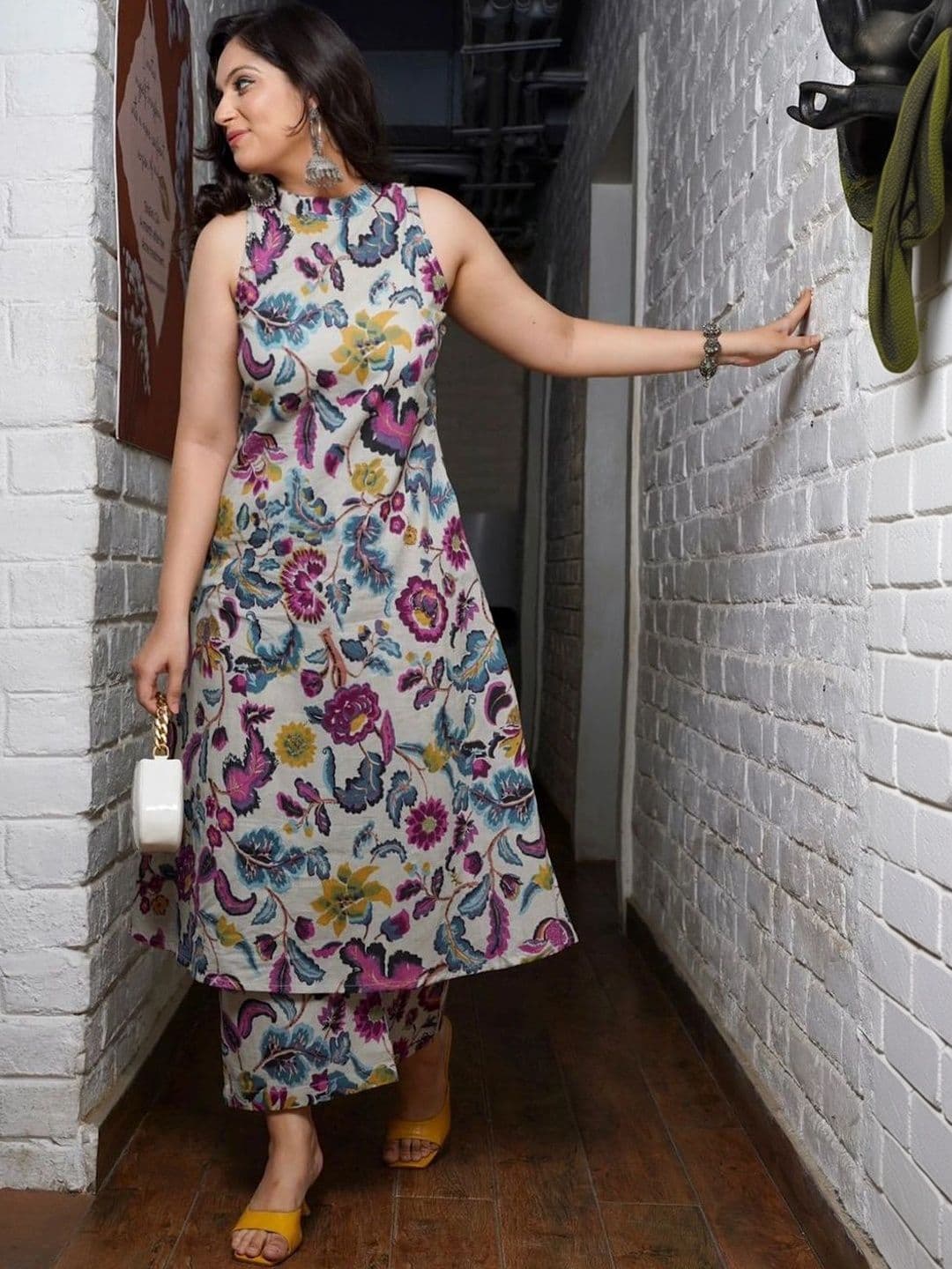 GoSriKi Women Floral Printed Regular Kurta with Trousers thumbnail 4