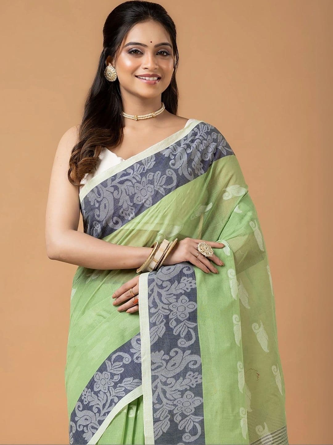 Kosh Ethnics Floral Embroidered Pure Cotton Taant Saree thumbnail 4
