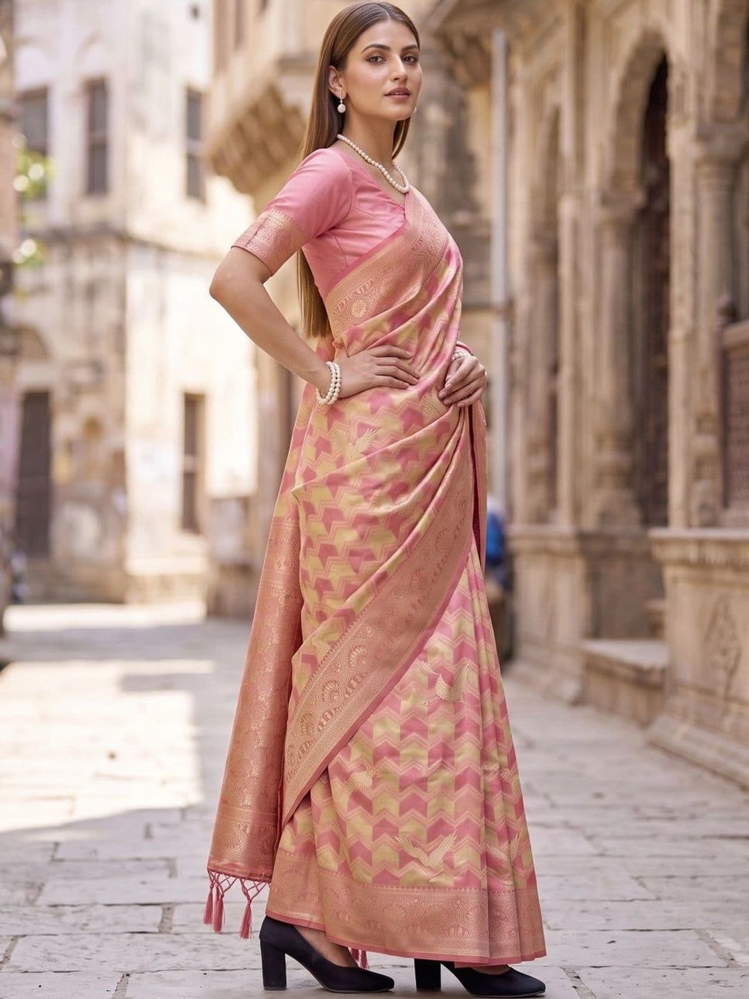 SOURAGYA Zari Silk Blend Banarasi Saree thumbnail 3