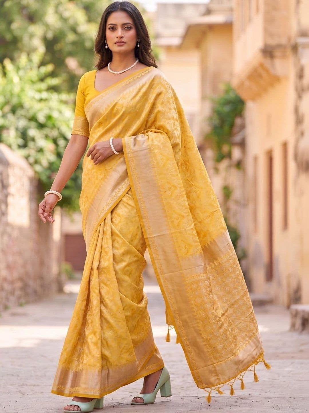 SOURAGYA Woven Design Zari Silk Blend Kanjeevaram Saree thumbnail 2