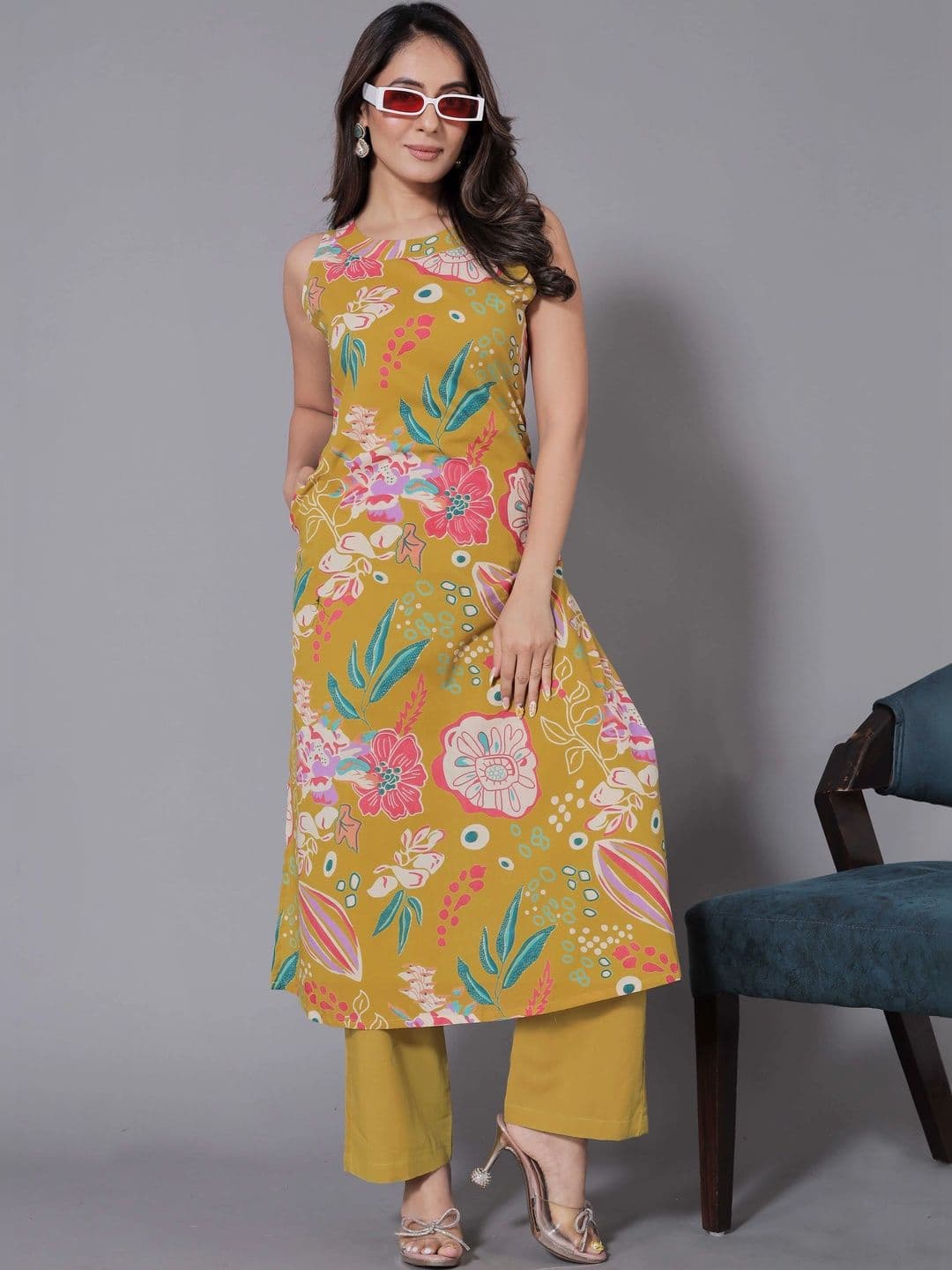 all about you Women Floral Printed Regular Kurta with Trousers thumbnail 6