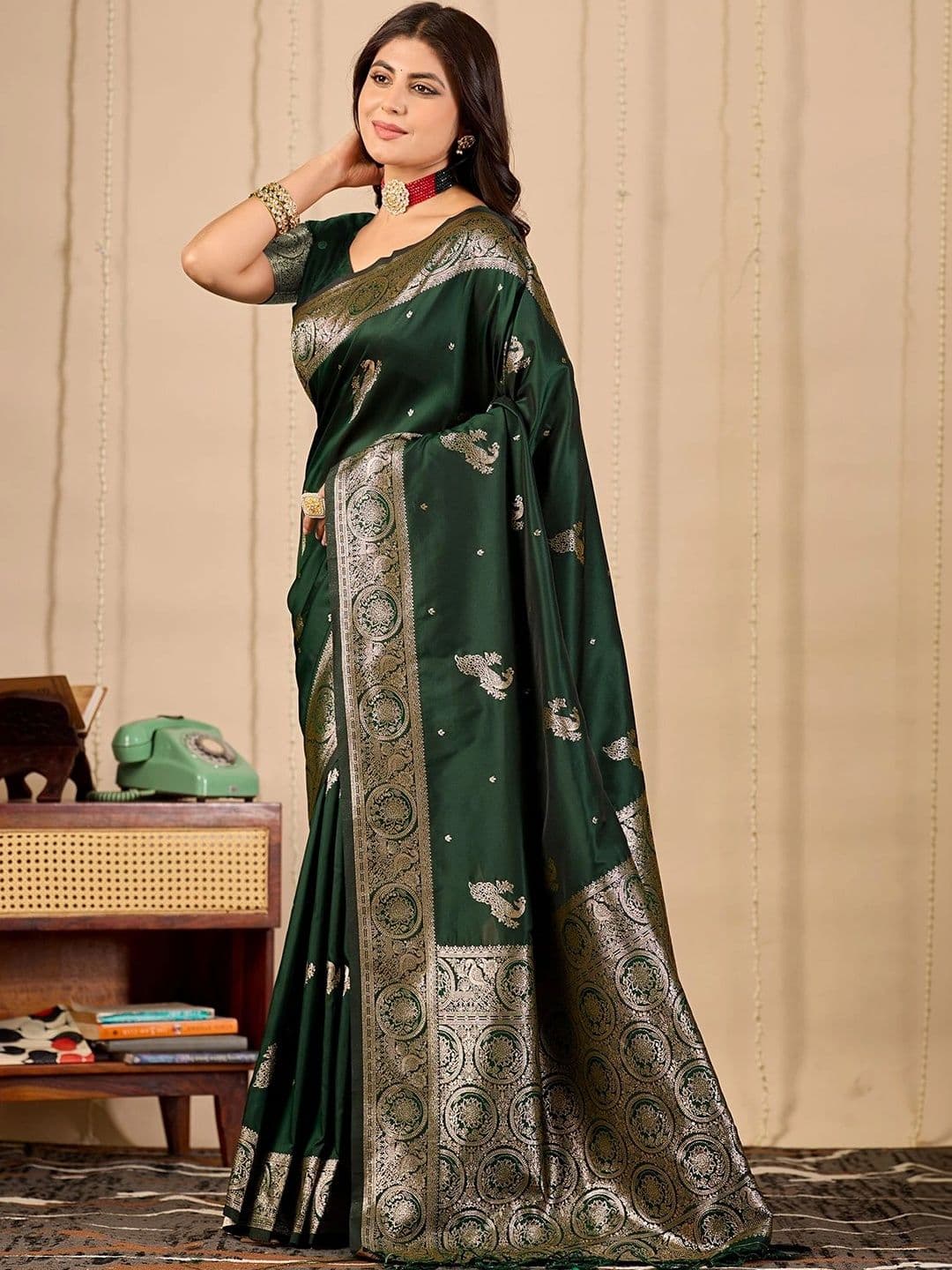 FABRINO Woven Design Zari Banarasi Saree thumbnail 2