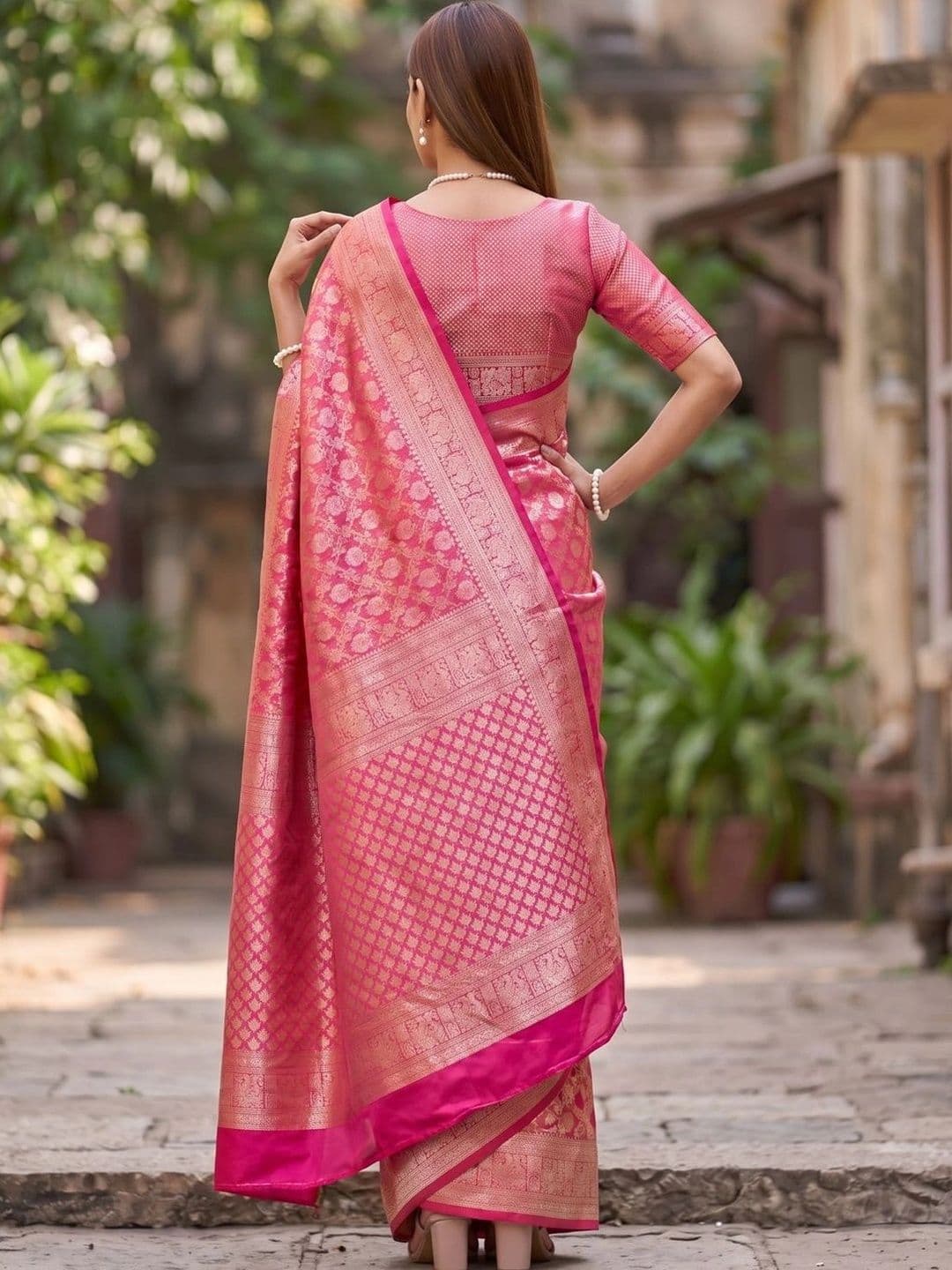 SOURAGYA Paisley Zari Silk Blend Banarasi Saree thumbnail 3