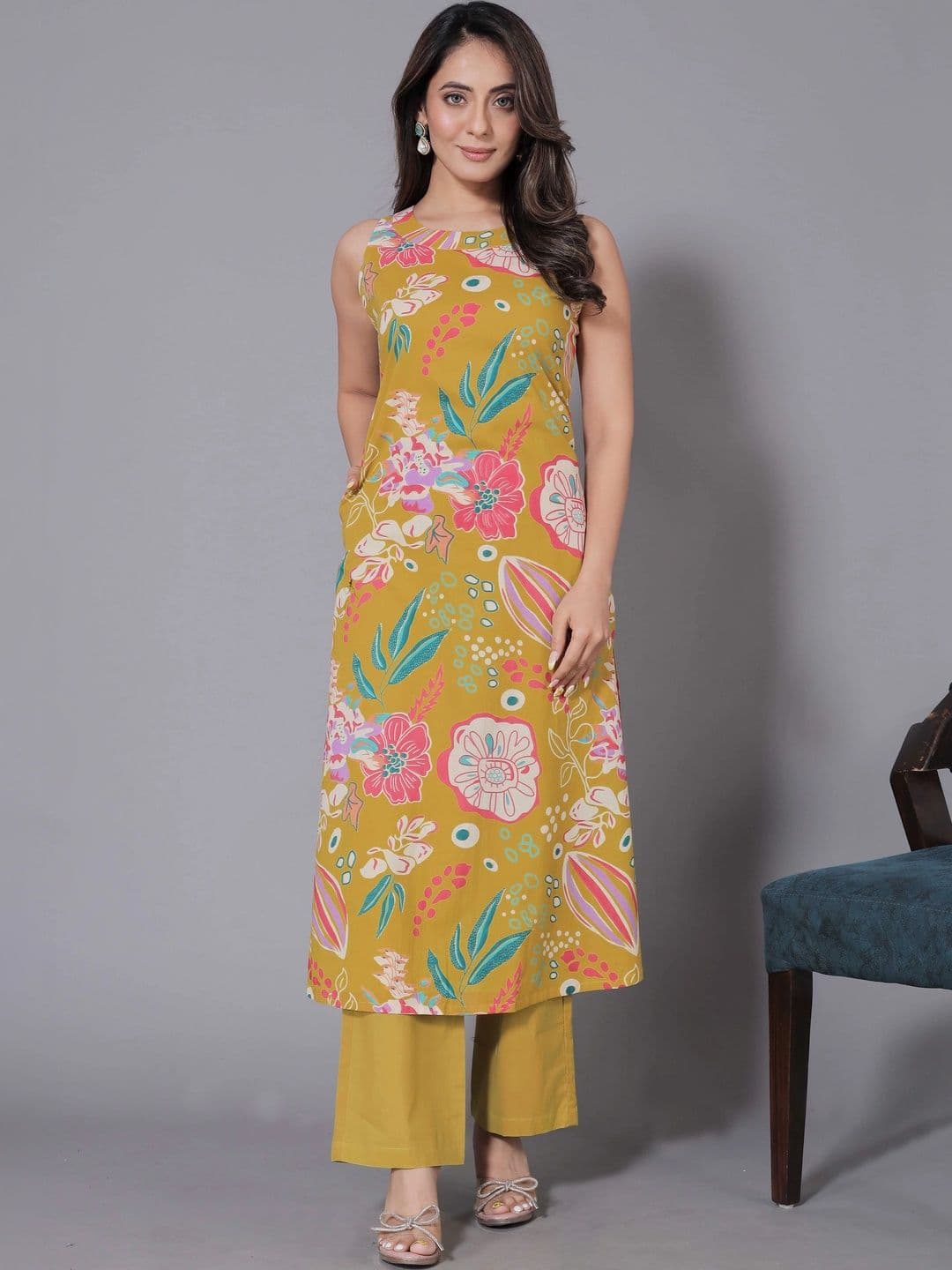 all about you Women Floral Printed Regular Kurta with Trousers thumbnail 4