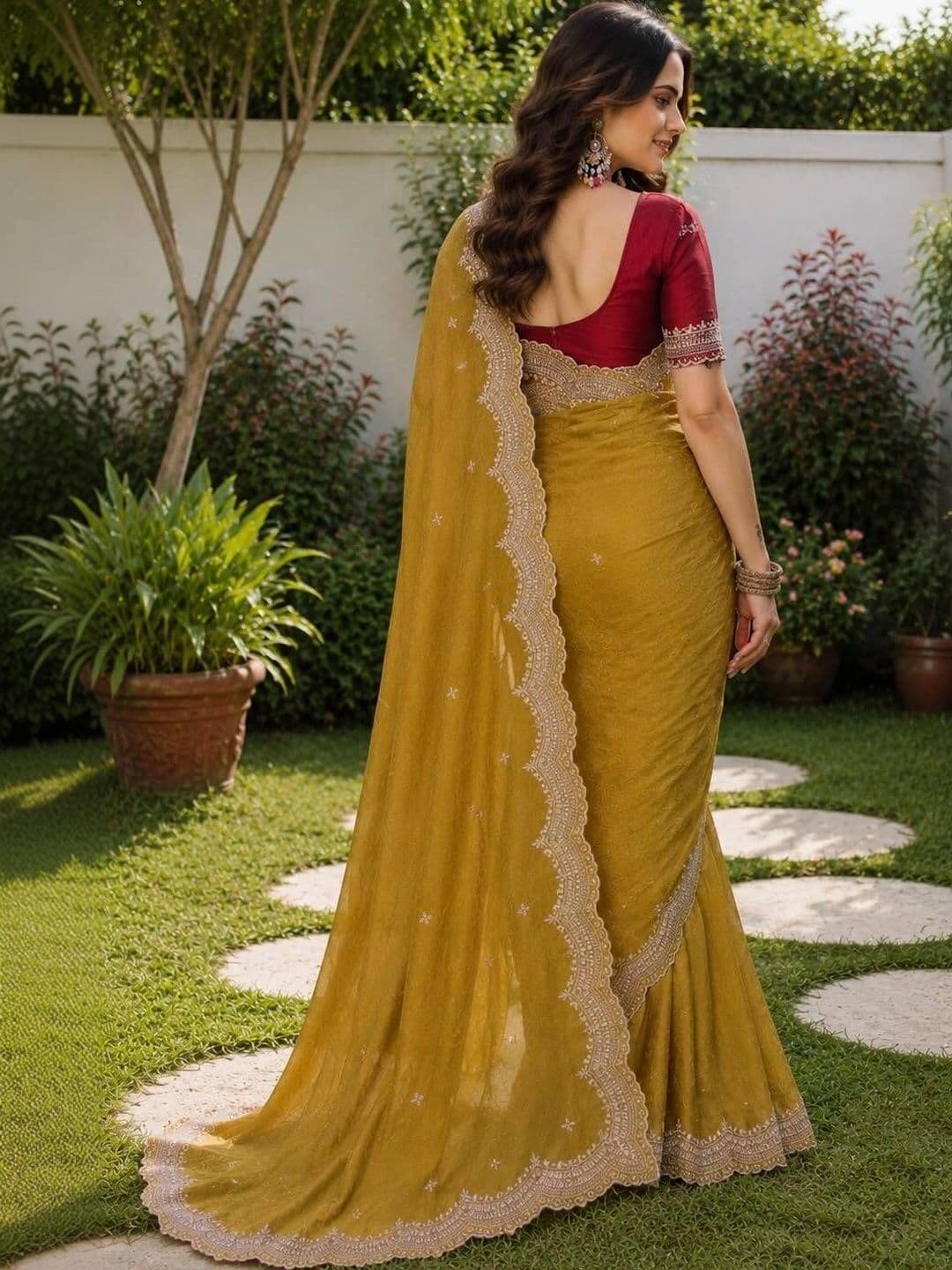 LabelVASTRA Ethnic Motifs Embroidered Poly Georgette Saree thumbnail 2