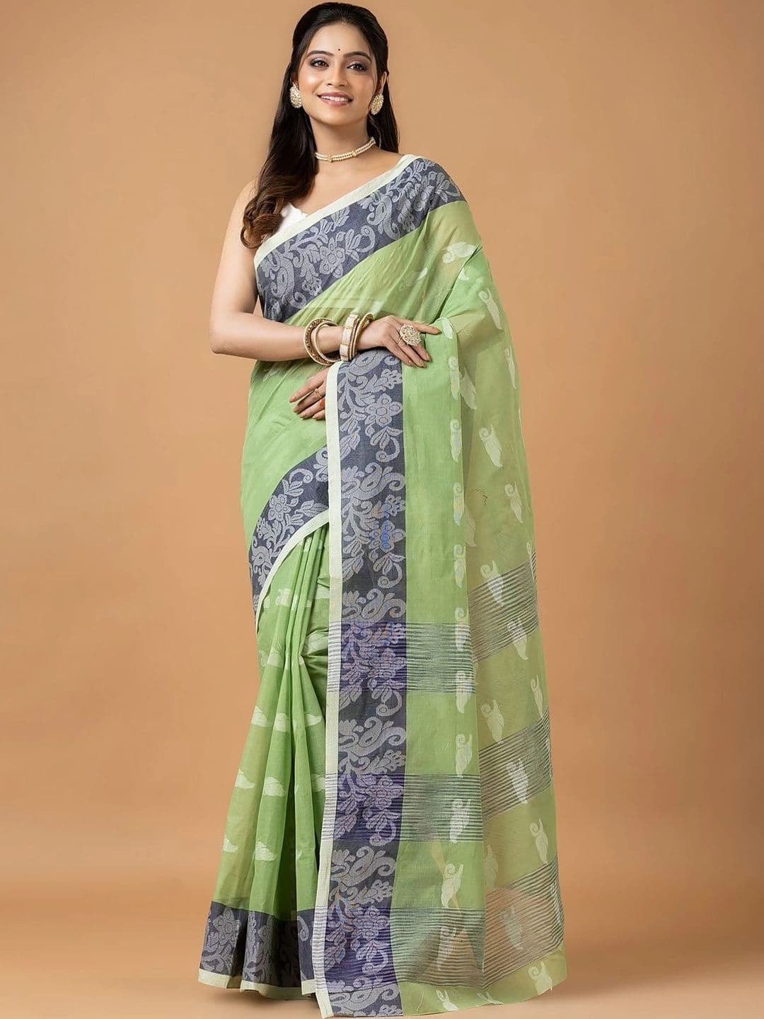 Kosh Ethnics Floral Embroidered Pure Cotton Taant Saree thumbnail 5