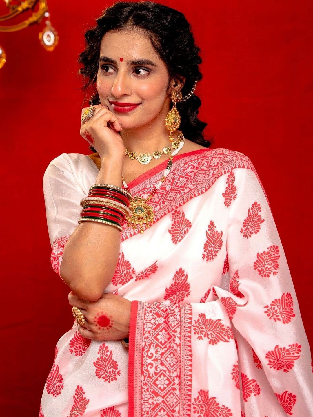 Satrani Woven Silk Baluchari Saree with Blouse Piece thumbnail 7