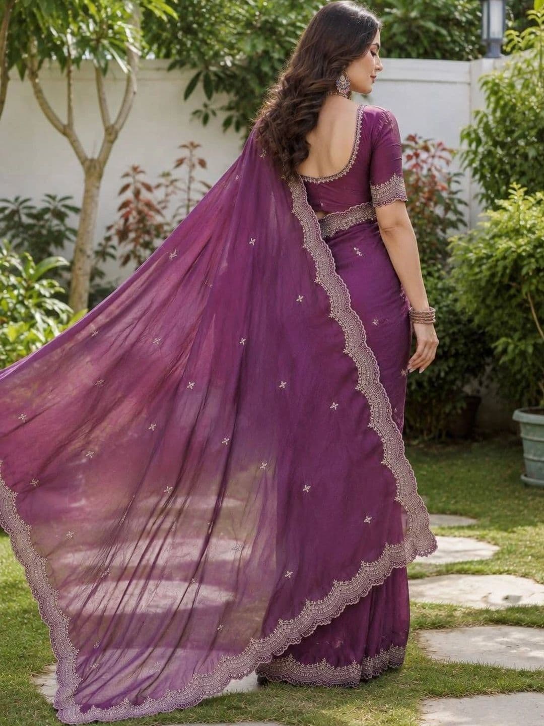 LabelVASTRA Ethnic Motifs Embroidered Poly Georgette Saree thumbnail 4