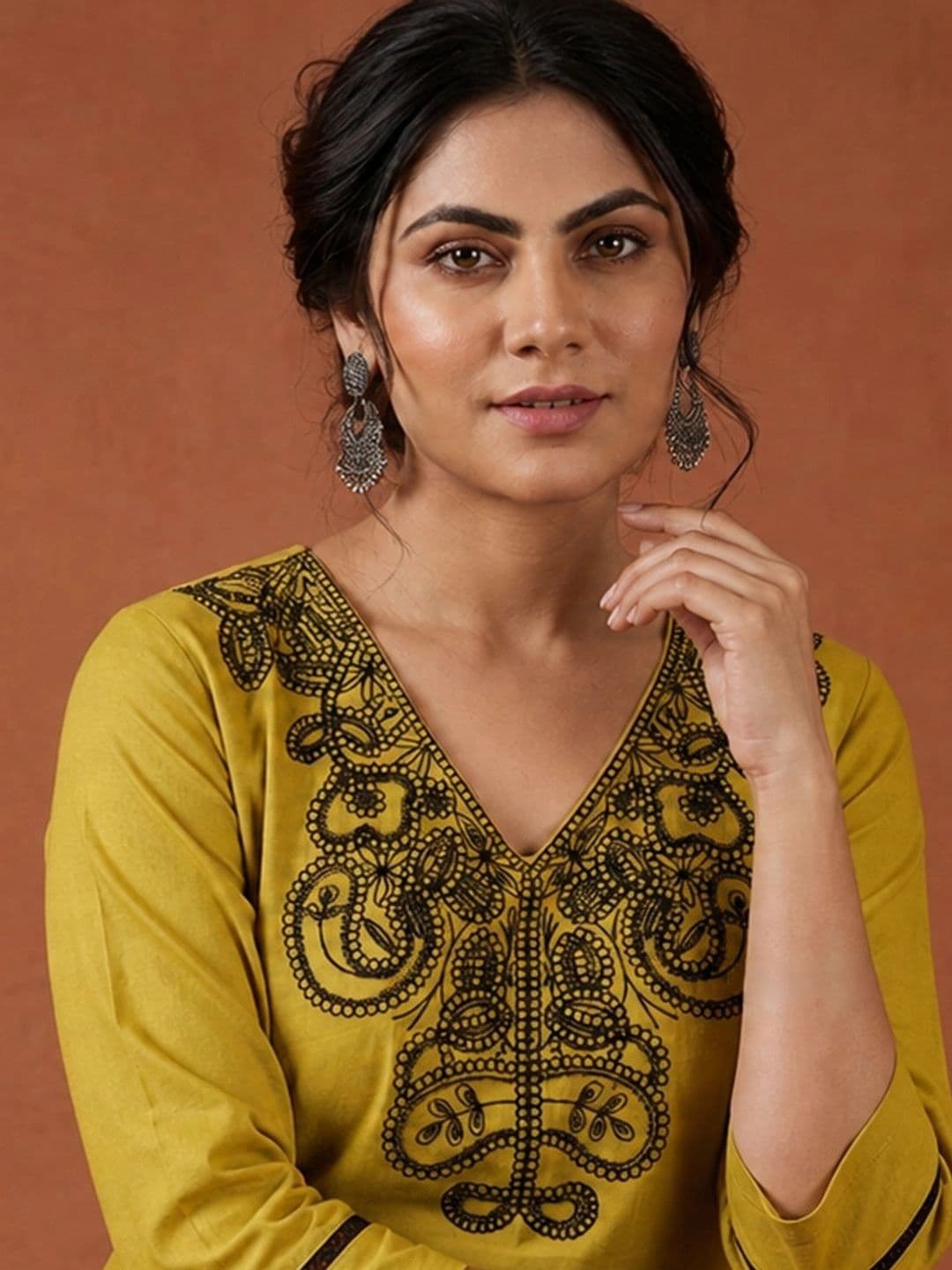 SAINOOR Women Ethnic Motifs Embroidered Regular Thread Work Pure Cotton Kurti with Trousers thumbnail 4