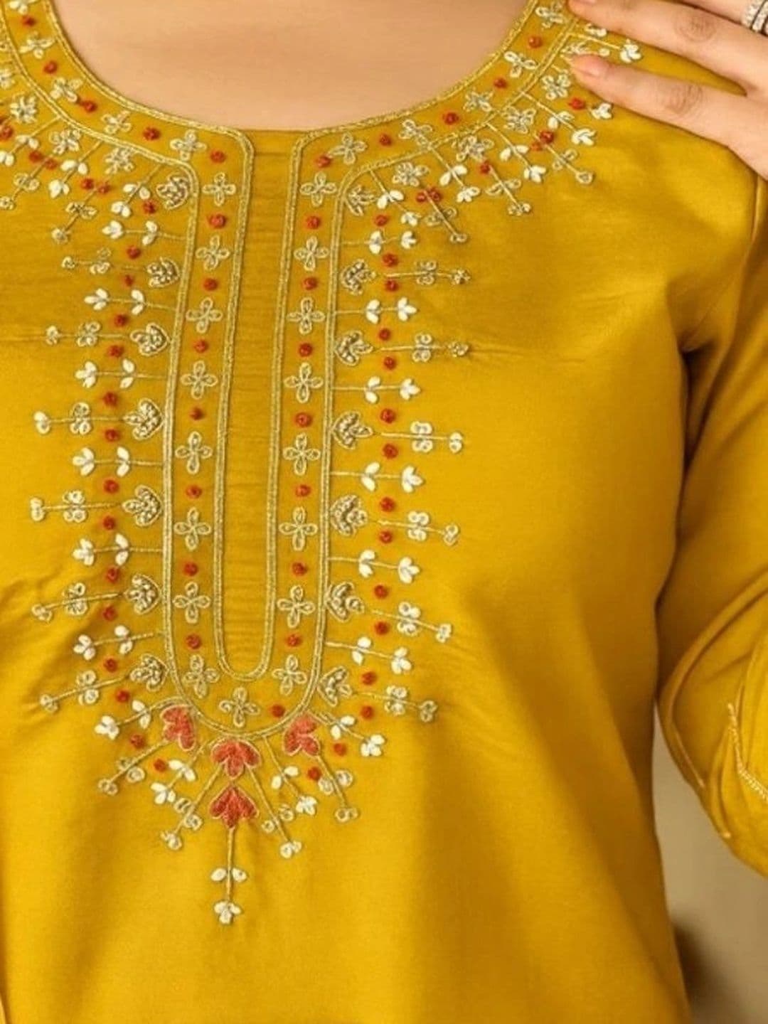SAVYO Women Ethnic Motifs Embroidered Regular Thread Work Kurta with Trousers thumbnail 3