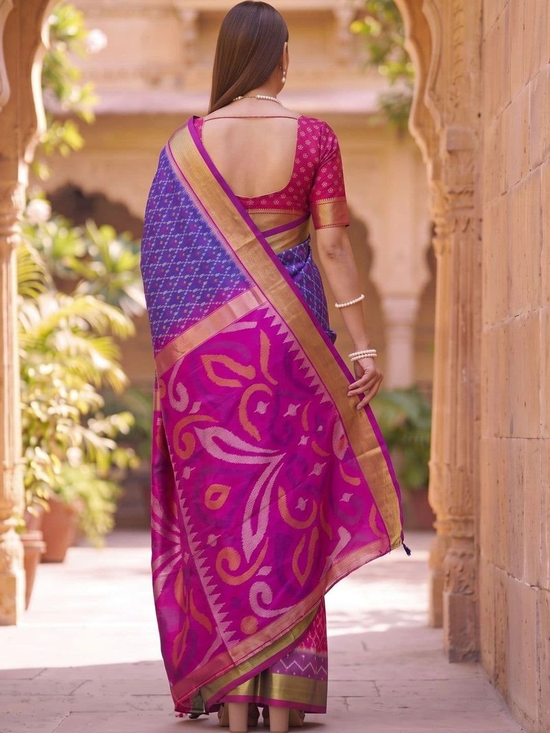 SOURAGYA Zari Silk Blend Banarasi Saree thumbnail 2