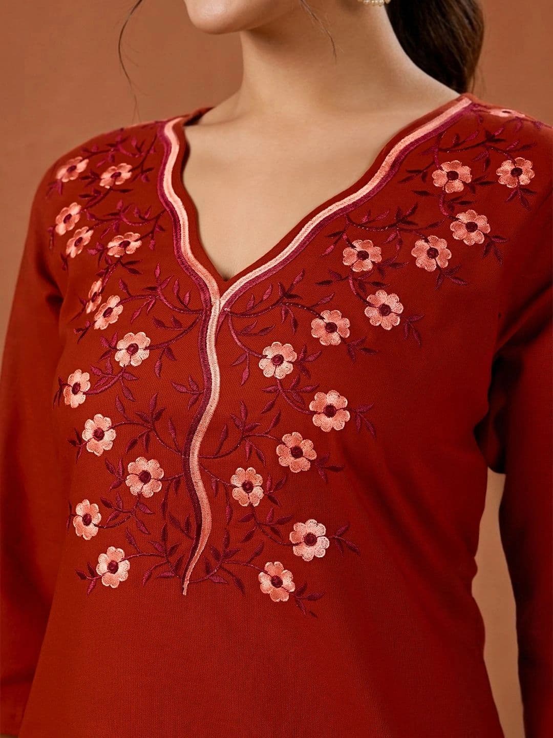 SAINOOR Women Floral Embroidered Regular Thread Work Kurti with Trousers thumbnail 2