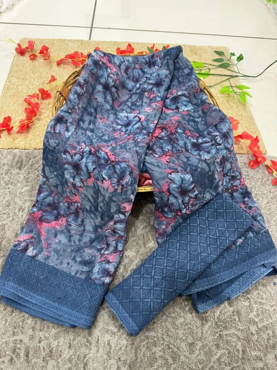 PRANU TRENDS Floral Poly Chiffon Saree thumbnail 2